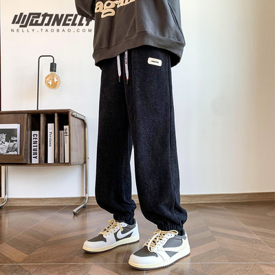 Vīriešu sporta bikšu plats modelis