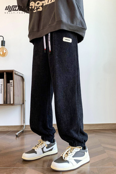 Vīriešu sporta bikšu plats modelis