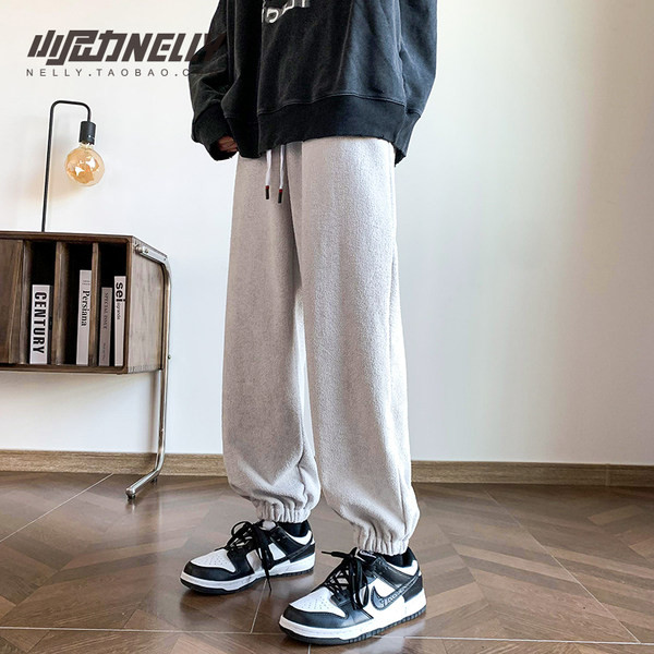 Vīriešu sporta bikšu plats modelis