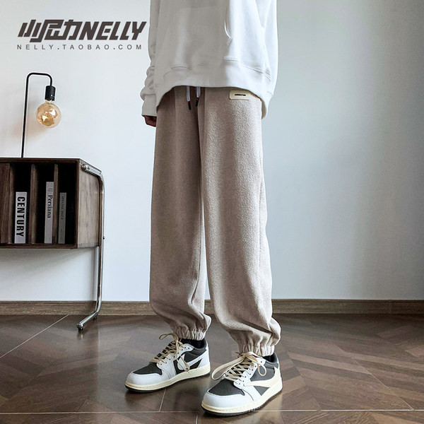 Vīriešu sporta bikšu plats modelis