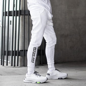 Pieguļošs vīriešu sporta bikšu modelis ar uzrakstu