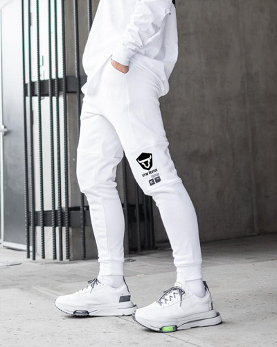 Pieguļošs vīriešu sporta bikšu modelis ar uzrakstu