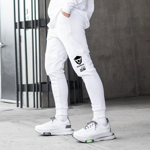 Pieguļošs vīriešu sporta bikšu modelis ar uzrakstu