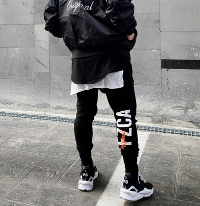 Uus meestepesu mudel kirjaga - must-valge värv