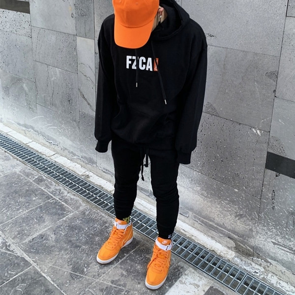 Uus meestepesu mudel kirjaga - must-valge värv