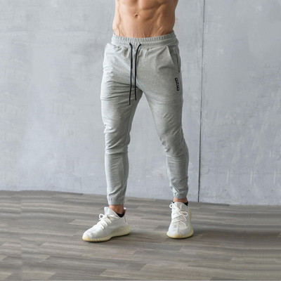 Férfi sportnadrág fűzővel és zsebben vékony modellel