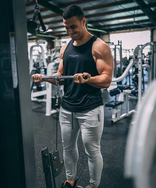 Férfi sportnadrág fűzővel és zsebben vékony modellel