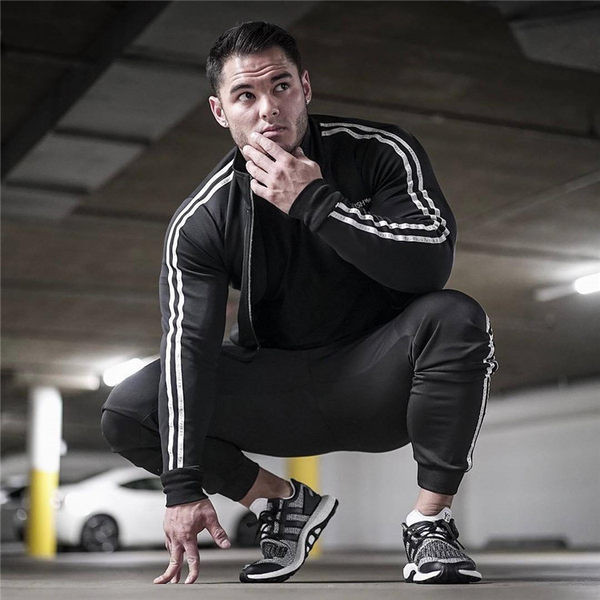 Hétköznapi férfi melegítőnadrág csővel