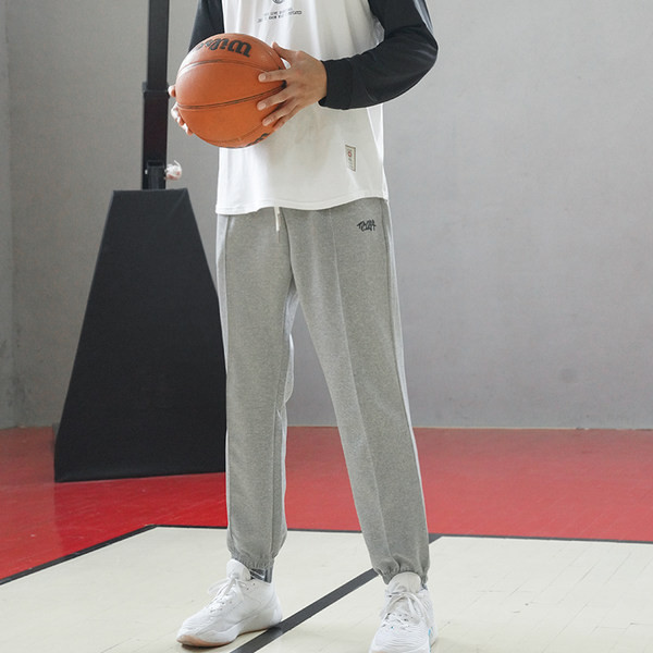 Sporta bikses ar gumiju kājās un uzrakstu vīriešiem