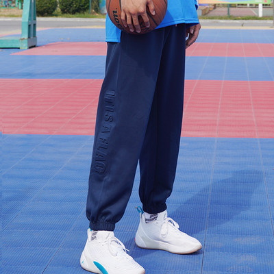 Sporta modeļa vīriešu bikses ar šņorēm un kabatu