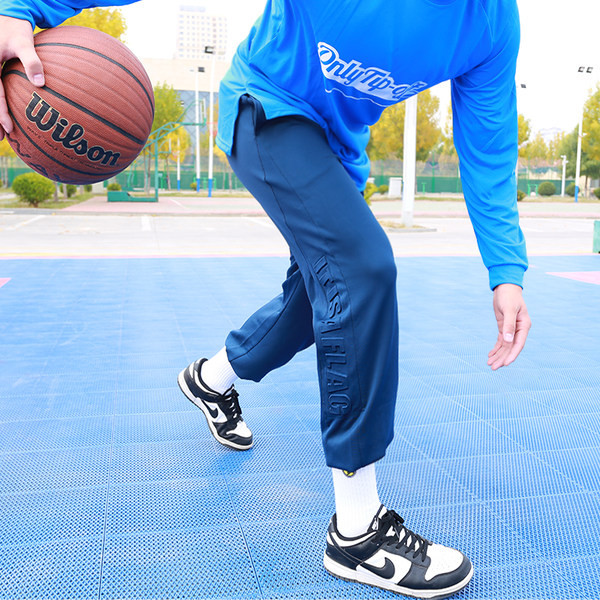 Sporta modeļa vīriešu bikses ar šņorēm un kabatu