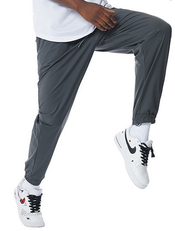 Спортен мъжки панталон в черен и сив цвят