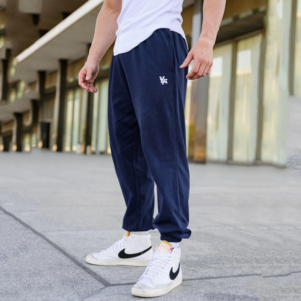 Ανδρικό αθλητικό παντελόνι με κέντημα και λάστιχο στα μπατζάκια