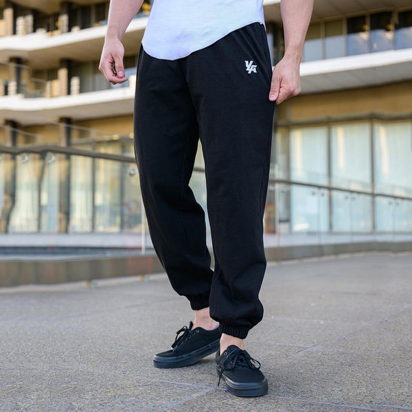 Ανδρικό αθλητικό παντελόνι με κέντημα και λάστιχο στα μπατζάκια