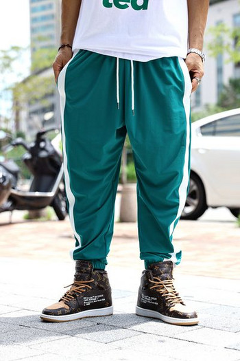 Ανδρικό παντελόνι με αθλητικό μοντέλο με τσέπη και μπορντούρα