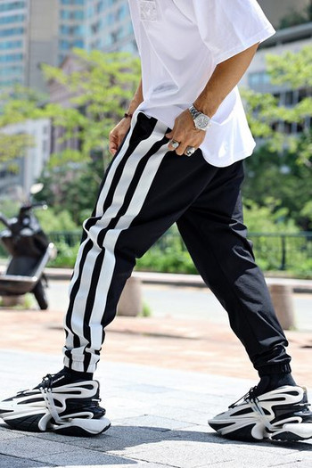Ανδρικό παντελόνι με αθλητικό μοντέλο με τσέπη και μπορντούρα