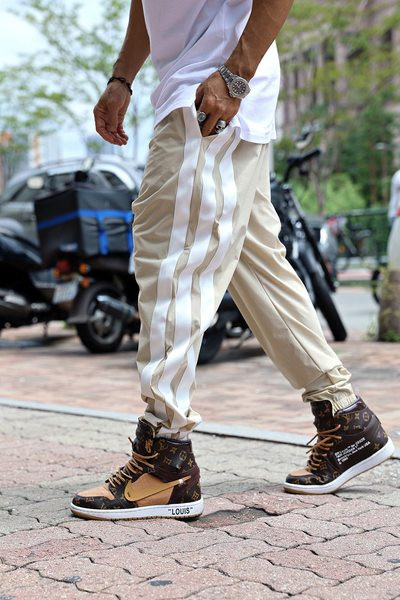 Ανδρικό παντελόνι με αθλητικό μοντέλο με τσέπη και μπορντούρα