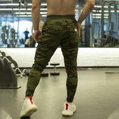 Férfi sportnadrág zsebbel és fűzővel