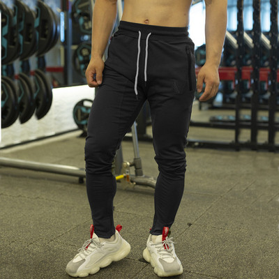 Férfi sportnadrág zsebbel és fűzővel