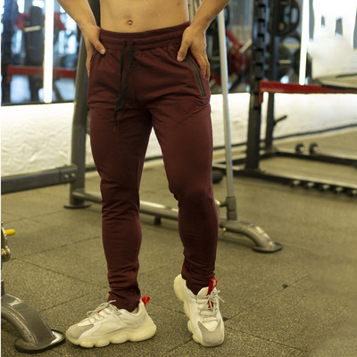 Férfi sportnadrág zsebbel és fűzővel