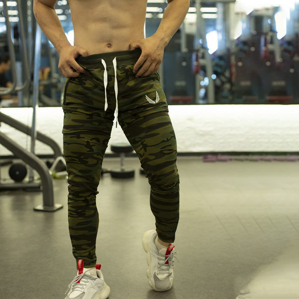 Férfi sportnadrág zsebbel és fűzővel