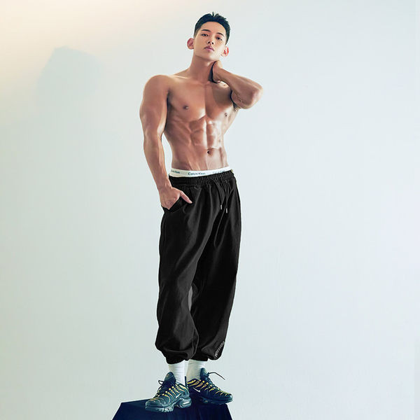 Vīriešu sporta bikses - plats modelis ar šņorēm un uzrakstu