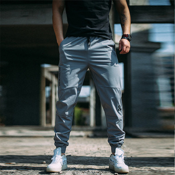 Brīvas vīriešu treniņbikses ar aukliņu un kabatu