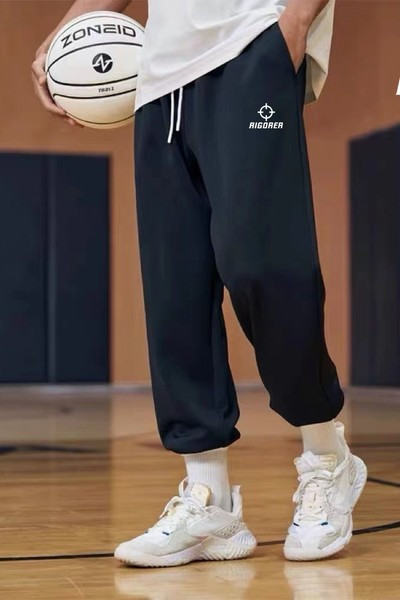 Vīriešu sporta bikses - ar uzrakstu un šņorēm