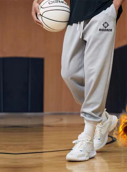 Ikdienas vīriešu dibens ar uzrakstu - melnā un pelēkā krāsā