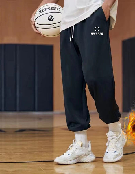 Ikdienas vīriešu dibens ar uzrakstu - melnā un pelēkā krāsā