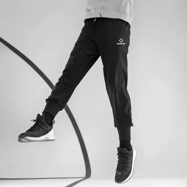 Férfi sportnadrág gumírozott szárral és fűzővel