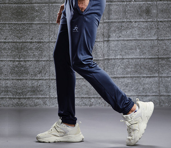 Ανδρικό σπορ παντελόνι με λογότυπο και τσέπη