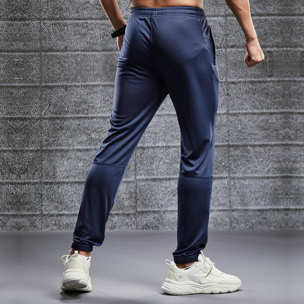 Ανδρικό σπορ παντελόνι με λογότυπο και τσέπη