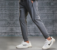 Férfi sportnadrág - tiszta, zsebes modell