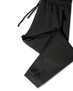 Férfi sportnadrág - tiszta, zsebes modell