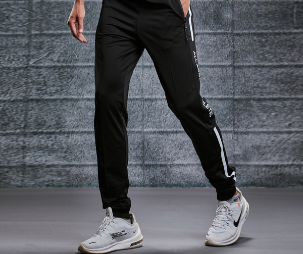 Αθλητικό παντελόνι με μπορντούρες και γράμματα