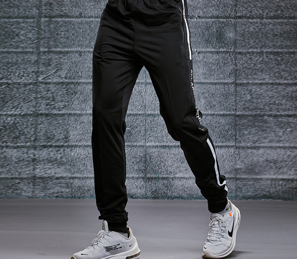 Αθλητικό παντελόνι με μπορντούρες και γράμματα