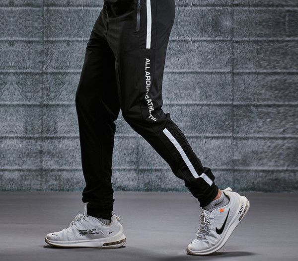 Αθλητικό παντελόνι με μπορντούρες και γράμματα