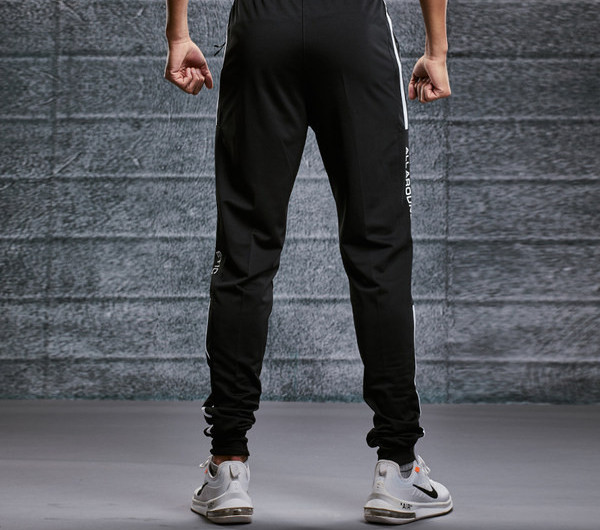 Αθλητικό παντελόνι με μπορντούρες και γράμματα