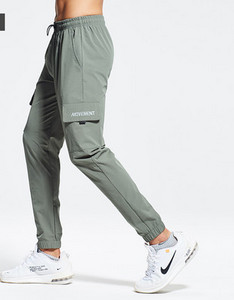 Sportos férfi nadrág zsebekkel