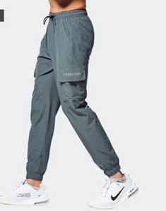 Sportos férfi nadrág zsebekkel