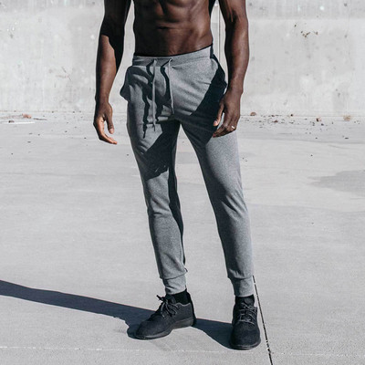 Sportiskas vīriešu bikses ar kabatu un uzrakstu