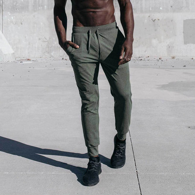 Sportiskas vīriešu bikses ar kabatu un uzrakstu