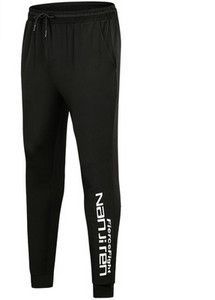 Férfi melegítőnadrág mintával és zsebbel