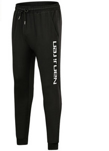 Férfi melegítőnadrág mintával és zsebbel