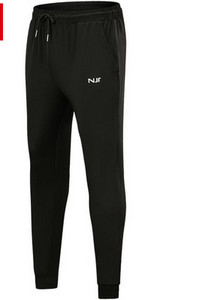 Férfi melegítőnadrág mintával és zsebbel