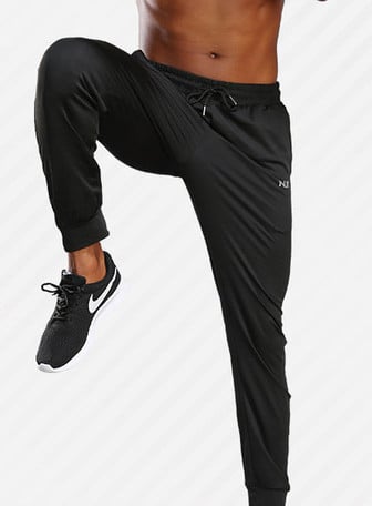 Мъжки спортен панталон с надпис и джоб