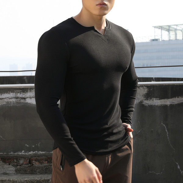 Muška pripijena bluza sa špicastim dekolteom