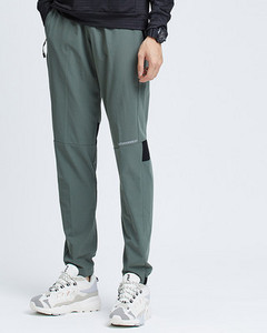 Zsebes férfi nadrág yes színben