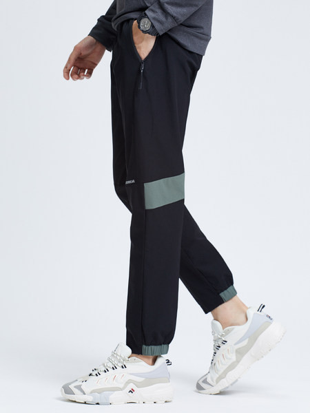 Zsebes férfi nadrág yes színben